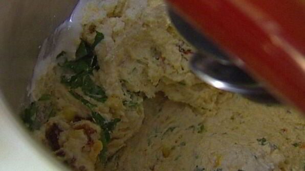 маффины с чесноком и вялеными помидорами