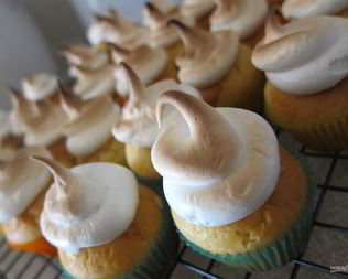 Маффины с лимонным кремом и меренгой