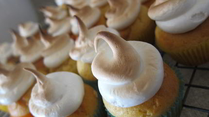 Маффины с лимонным кремом и меренгой