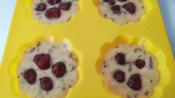 маффины с шоколадом и вишней