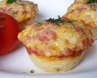 Маффины с сыром и ветчиной из дрожжевого теста