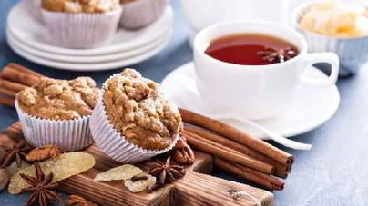 Сдобные маффины из цельной пшеницы с яблоками и орехами