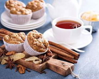 Сдобные маффины из цельной пшеницы с яблоками и орехами