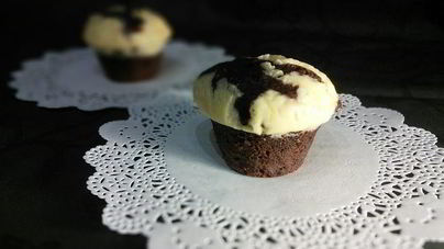 Шоколадные маффины под сливочной шапочкой