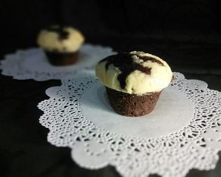 Шоколадные маффины под сливочной шапочкой