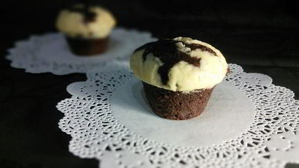 Шоколадные маффины под сливочной шапочкой