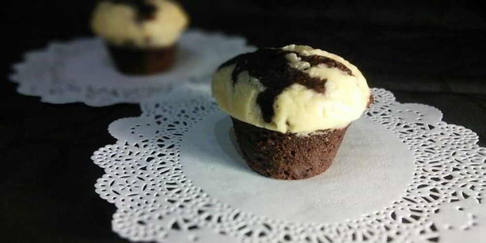 Рецепт шоколадные маффины под сливочной шапочкой