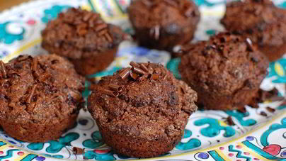 Шоколадные маффины с черешней