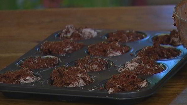 шоколадные маффины с черешней