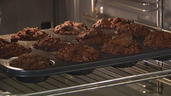 шоколадные маффины с черешней