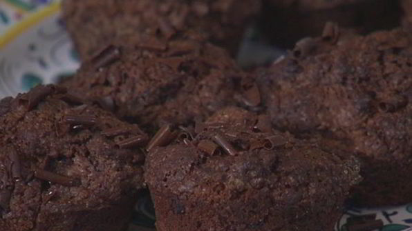 шоколадные маффины с черешней