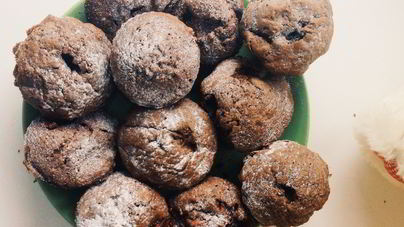 Шоколадные маффины с клубникой