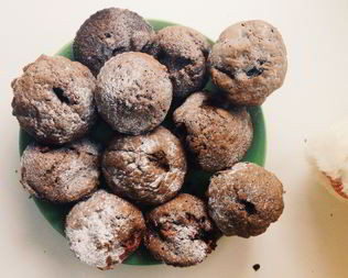 Шоколадные маффины с клубникой