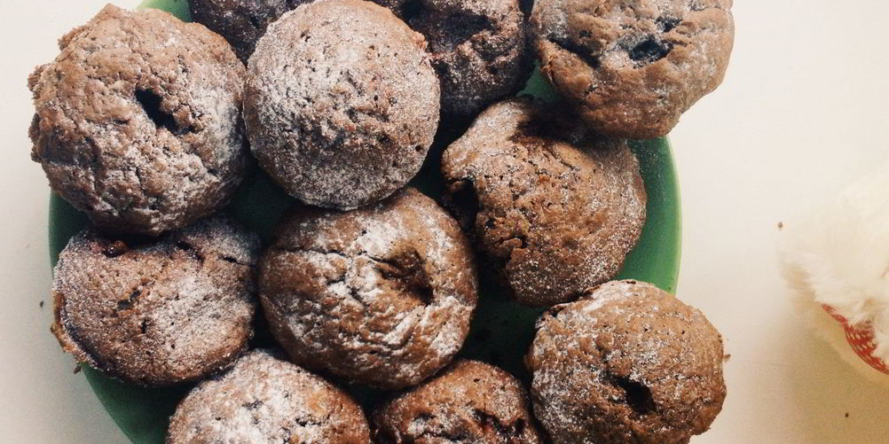 Рецепт шоколадные маффины с клубникой