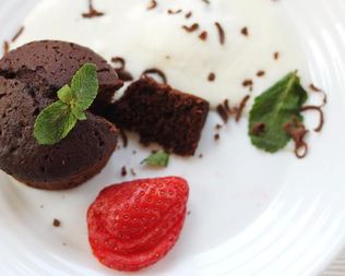 Шоколадные маффины со свежими ягодами и пломбиром