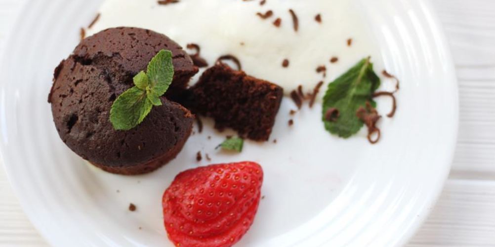 Рецепт шоколадные маффины со свежими ягодами и пломбиром