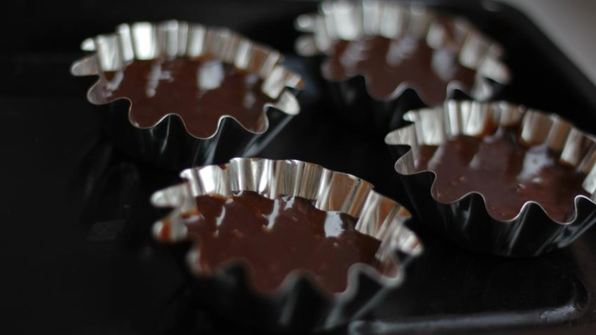 шоколадные маффины со свежими ягодами и пломбиром