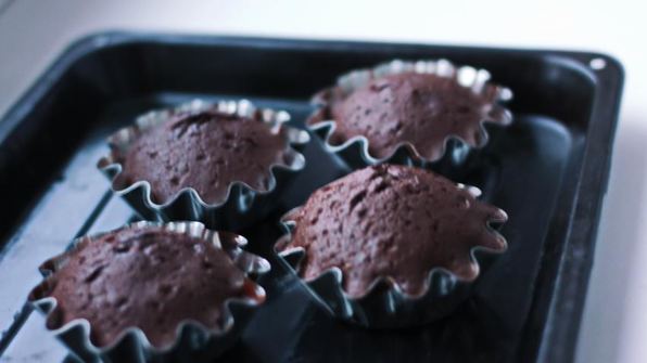 шоколадные маффины со свежими ягодами и пломбиром