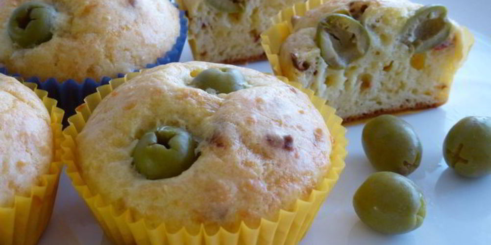 Рецепт сырные маффины с паприкой и оливками