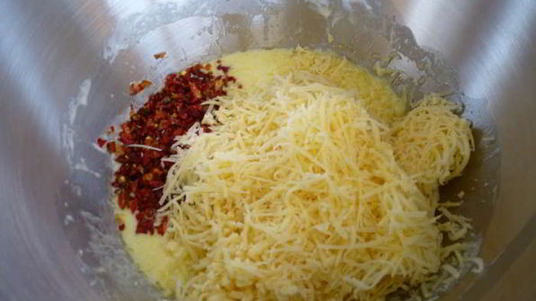 сырные маффины с паприкой и оливками