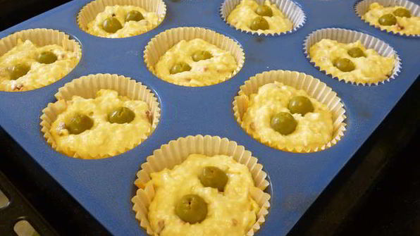 сырные маффины с паприкой и оливками