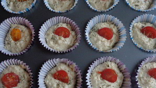 сырные маффины с помидорами черри