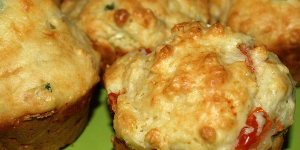 Рецепт сырные маффины с помидорами и зеленым луком