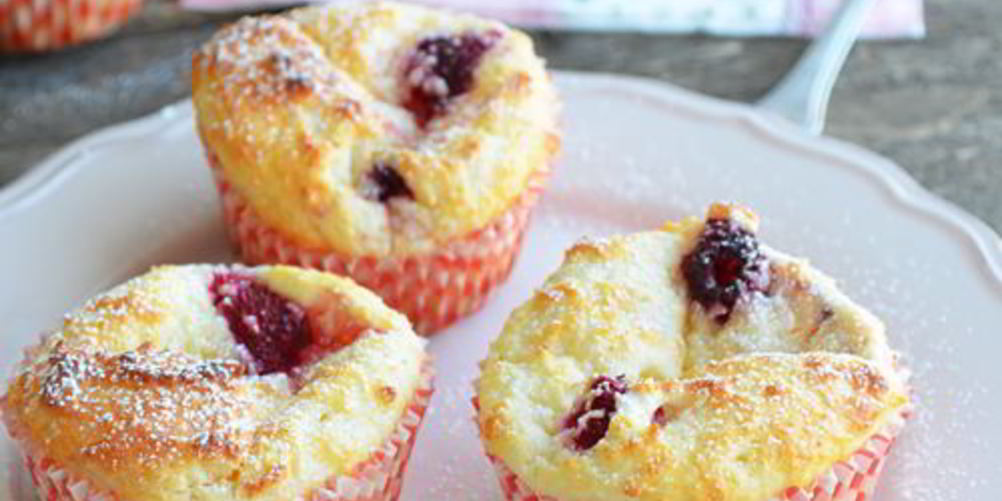 Рецепт творожные маффины с кокосом и малиной