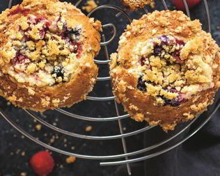 Ягодные маффины с творожной начинкой