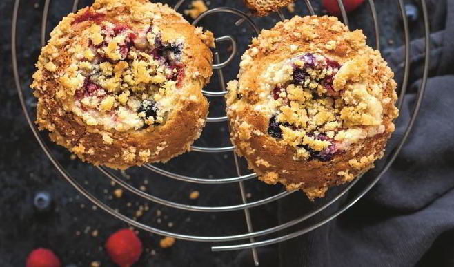 Ягодные маффины с творожной начинкой