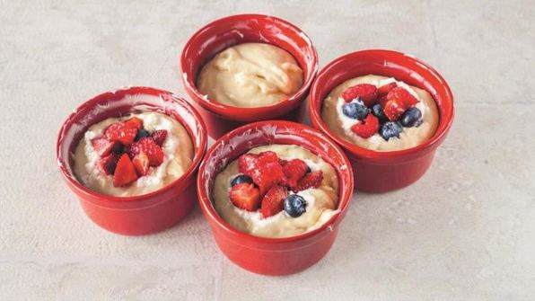 ягодные маффины с творожной начинкой