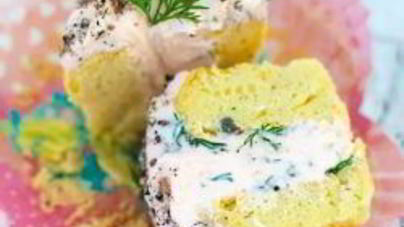 Закусочные маффины с муссом из копченого лосося