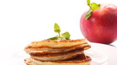 Дрожжевые оладьи с яблоками