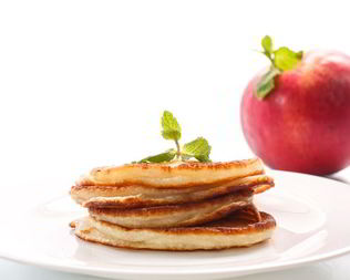 Дрожжевые оладьи с яблоками