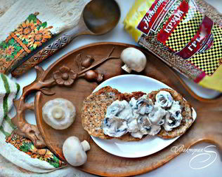 Гречневые оладьи с грибным соусом