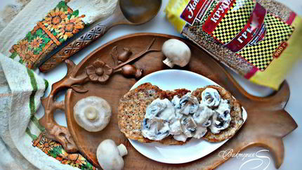 Гречневые оладьи с грибным соусом