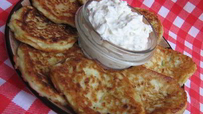 Кабачково-луковые оладьи с творожно-йогуртовым дипом