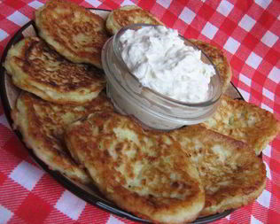 Кабачково-луковые оладьи с творожно-йогуртовым дипом