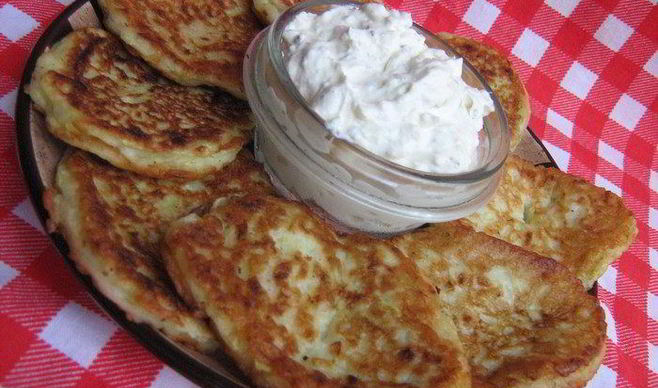 Кабачково-луковые оладьи с творожно-йогуртовым дипом