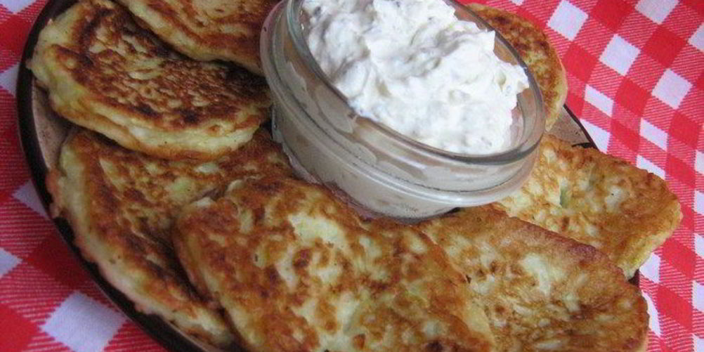 Рецепт кабачково-луковые оладьи с творожно-йогуртовым дипом