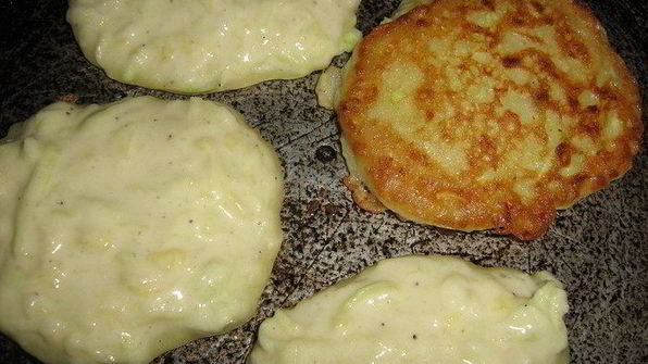 кабачково-луковые оладьи с творожно-йогуртовым дипом