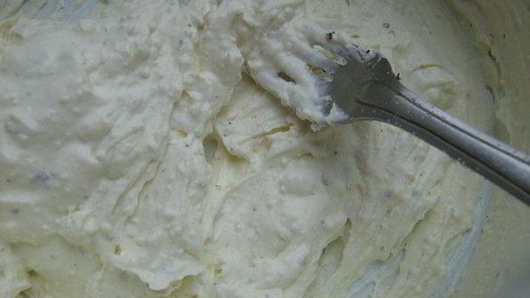 кабачково-луковые оладьи с творожно-йогуртовым дипом