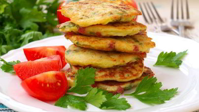 Кабачковые оладьи с колбасой