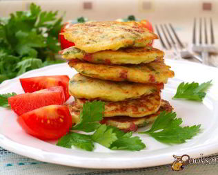 Кабачковые оладьи с колбасой