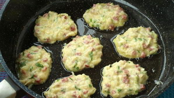 кабачковые оладьи с колбасой