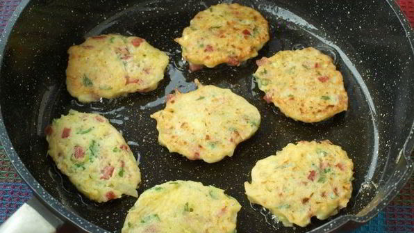 кабачковые оладьи с колбасой