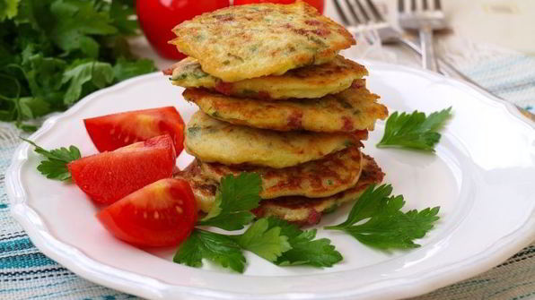 кабачковые оладьи с колбасой