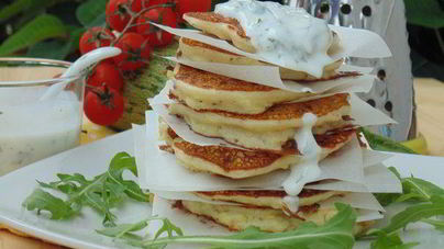 Кабачковые оладьи с козьим сыром и йогуртовым соусом