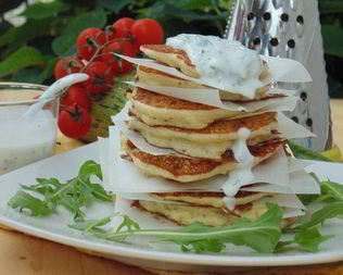 Кабачковые оладьи с козьим сыром и йогуртовым соусом