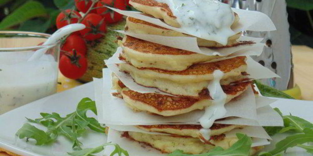 Рецепт кабачковые оладьи с козьим сыром и йогуртовым соусом